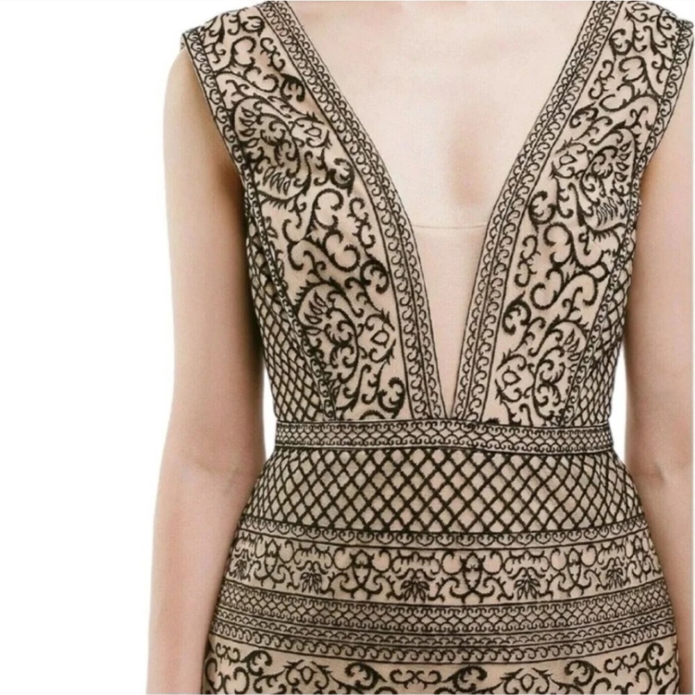 BCBGMaxAzria Aurora Embroidered Trumpet Gown. Sz 6. - Picture 3 of 8
